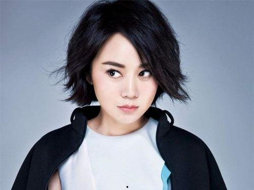 娱乐吃瓜妹闫妮是谁扮演的,揭秘幕后喜剧女神